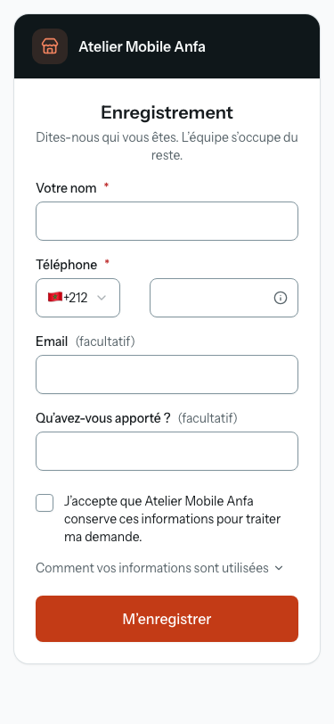 Le formulaire d’enregistrement sur un téléphone : le nom de l’atelier, un champ pour le nom, les champs téléphone et e-mail, la case de consentement et le bouton M’enregistrer.