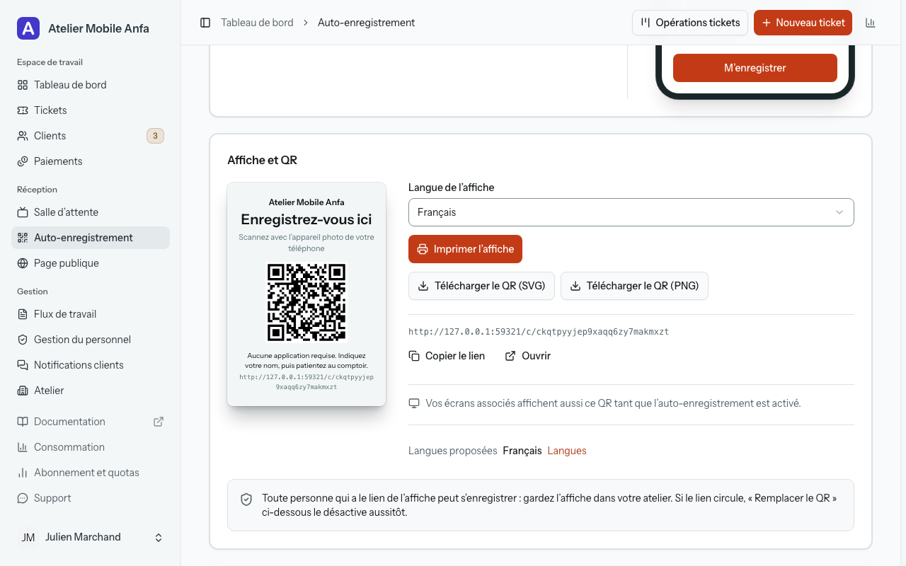 Réception › Auto-enregistrement, sur la carte « Affiche et QR » : l’affiche telle qu’elle s’imprime, avec son code QR ; la langue de l’affiche, Imprimer l’affiche et les deux téléchargements du QR ; le lien d’enregistrement avec Copier le lien et Ouvrir ; la ligne indiquant que vos écrans associés affichent aussi ce QR ; et, en bas de la carte, la note indiquant que toute personne ayant le lien de l’affiche peut s’enregistrer. Le bas de l’aperçu sur téléphone apparaît au-dessus de la carte.