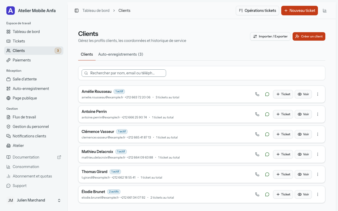 La page Clients avec sa zone de recherche et une ligne par client, chacune portant les boutons appeler, WhatsApp, nouveau ticket et voir.