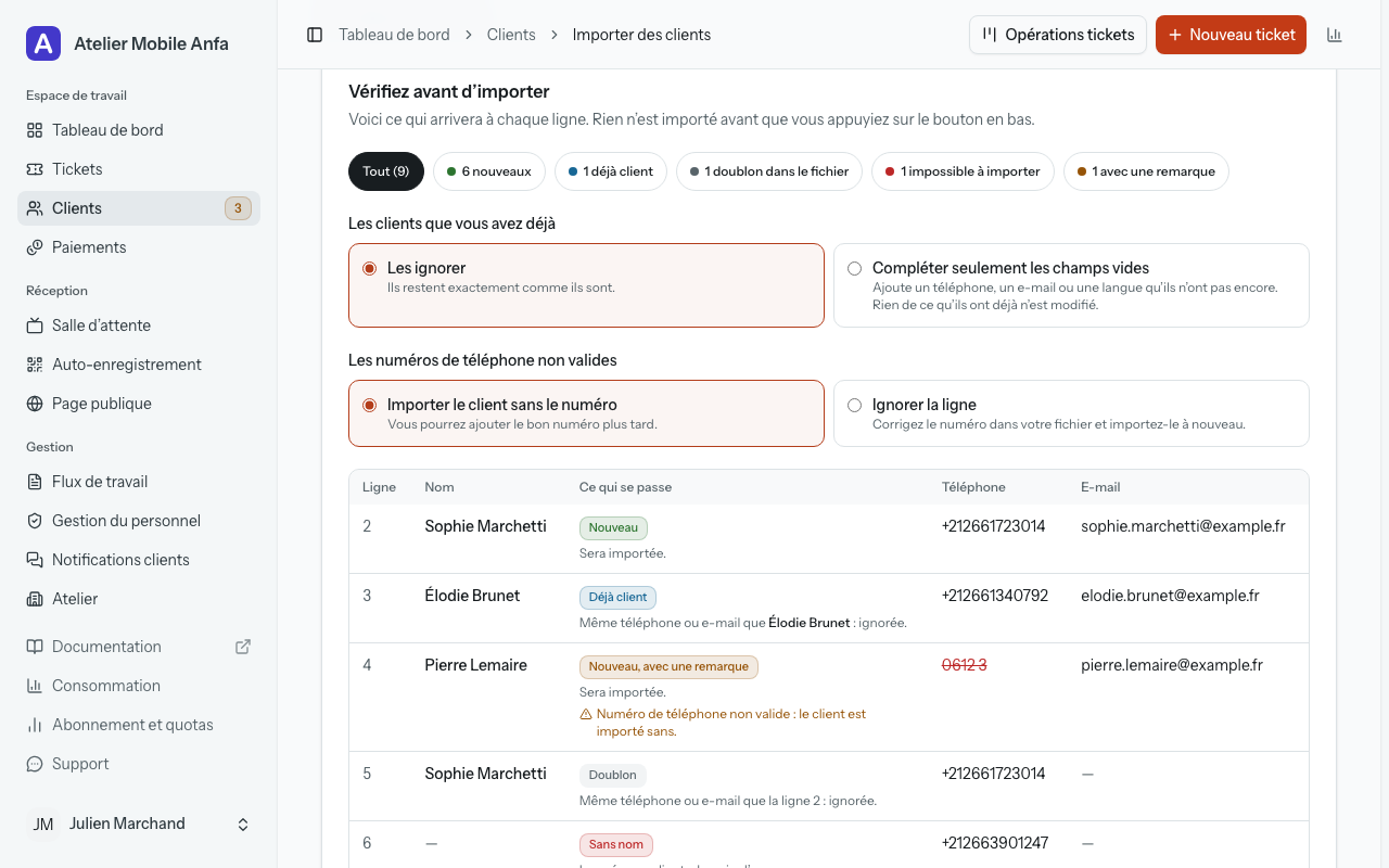 L’étape « Vérifiez avant d’importer » : un total par groupe de la liste, les choix pour « Les clients que vous avez déjà » et « Les numéros de téléphone non valides », et les lignes avec ce qui arrivera à chacune : nouveau, déjà client, nouveau avec une remarque, doublon, sans nom.