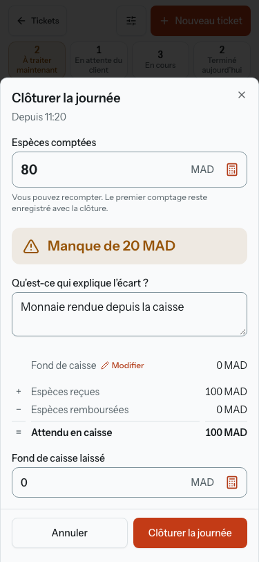Le volet Clôturer la journée sur un téléphone après Comparer : le verdict « Manque de 20 MAD », le champ de note « Qu’est-ce qui explique l’écart ? », et la somme de « Fond de caisse » à « Attendu en caisse ».