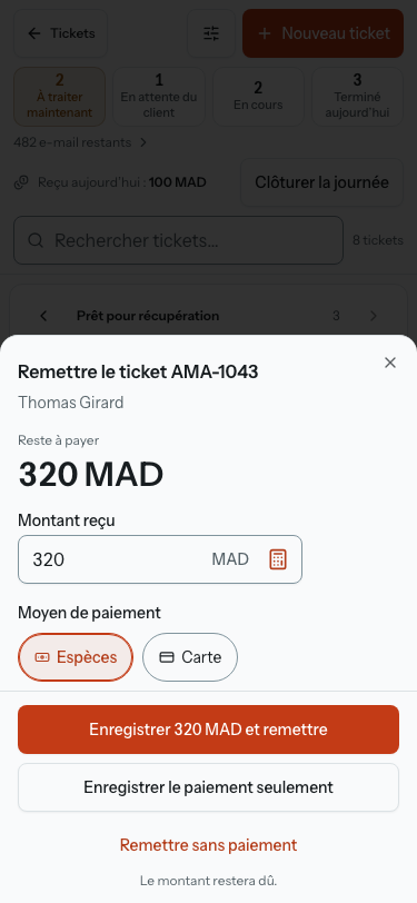 Le volet de remise sur un téléphone : le client et le reste à payer en grands caractères, le montant prérempli, les pastilles de moyen, et le bouton « Enregistrer 320 MAD et remettre » avec « Enregistrer le paiement seulement » et « Remettre sans paiement » en dessous.