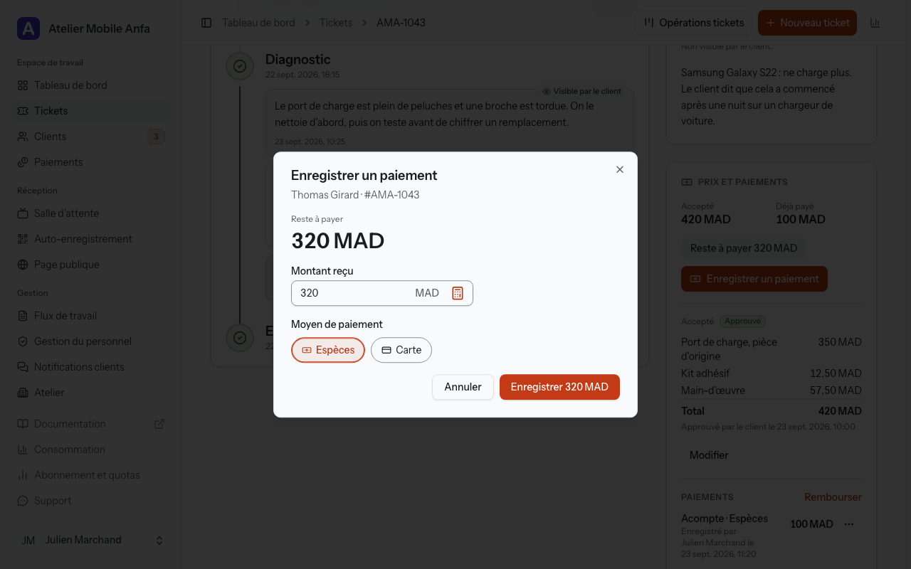 La fenêtre « Enregistrer un paiement » : « Montant reçu » prérempli avec le reste à payer, les pastilles « Moyen de paiement » avec Espèces sélectionné, et le bouton « Enregistrer 320 MAD ».