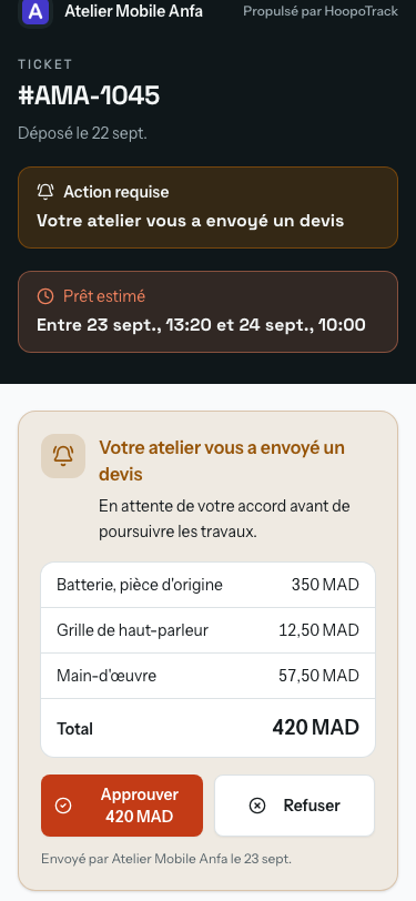 La page de suivi sur un téléphone avec la carte du devis sous le bandeau « Action requise » : les lignes et le total, et les boutons « Approuver 420 MAD » et « Refuser ».