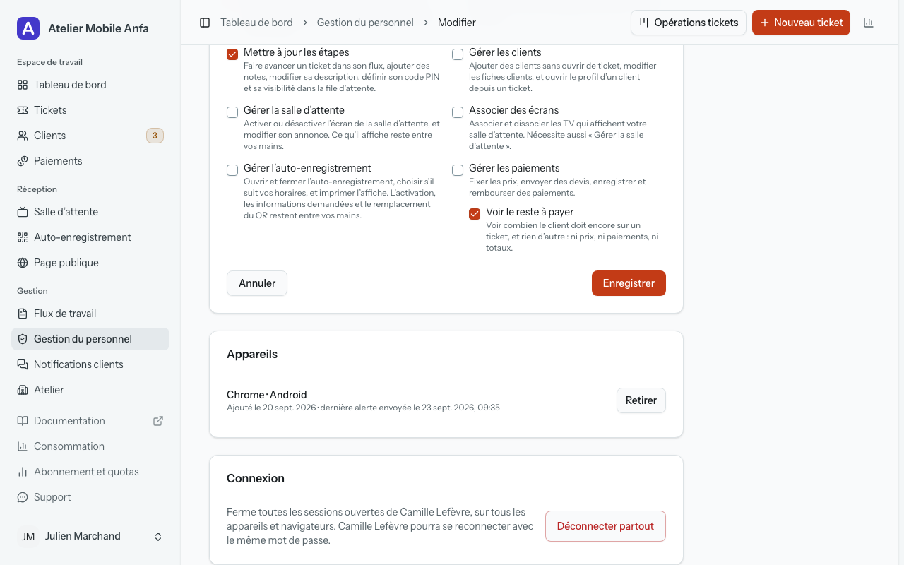 La page d’un membre du personnel, plus bas : les dernières autorisations, dont « Associer des écrans » à côté de « Gérer la salle d’attente », puis « Enregistrer » ; la carte « Appareils » avec un téléphone et « Retirer » ; et la carte « Connexion » avec « Déconnecter partout ».