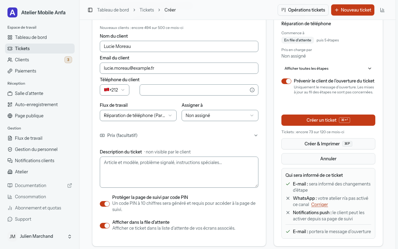 Le formulaire de nouveau ticket avec le panneau « Qui sera informé de ce ticket » montrant une coche à côté d'E-mail.