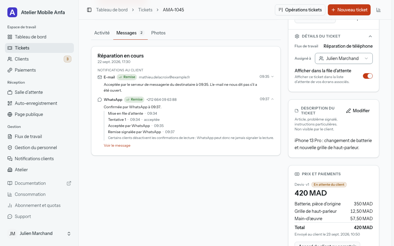 L’onglet « Messages » d’un ticket : sous une étape, ses « Notifications au client », un e-mail et un message WhatsApp tous deux « Remise », celui de WhatsApp déplié sur « Confirmée par WhatsApp à … » avec chaque étape en dessous, et « Voir le message ».