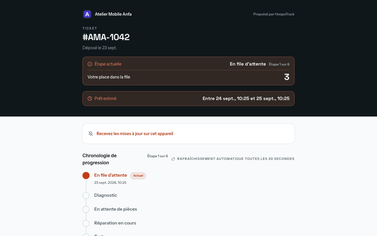 La page de suivi publique d’un travail en file d’attente : le numéro du ticket, l’étape « En file d’attente » avec « Votre place dans la file » 3, la fenêtre de disponibilité estimée, la carte repliée « Recevez les mises à jour sur cet appareil » et la chronologie des étapes.