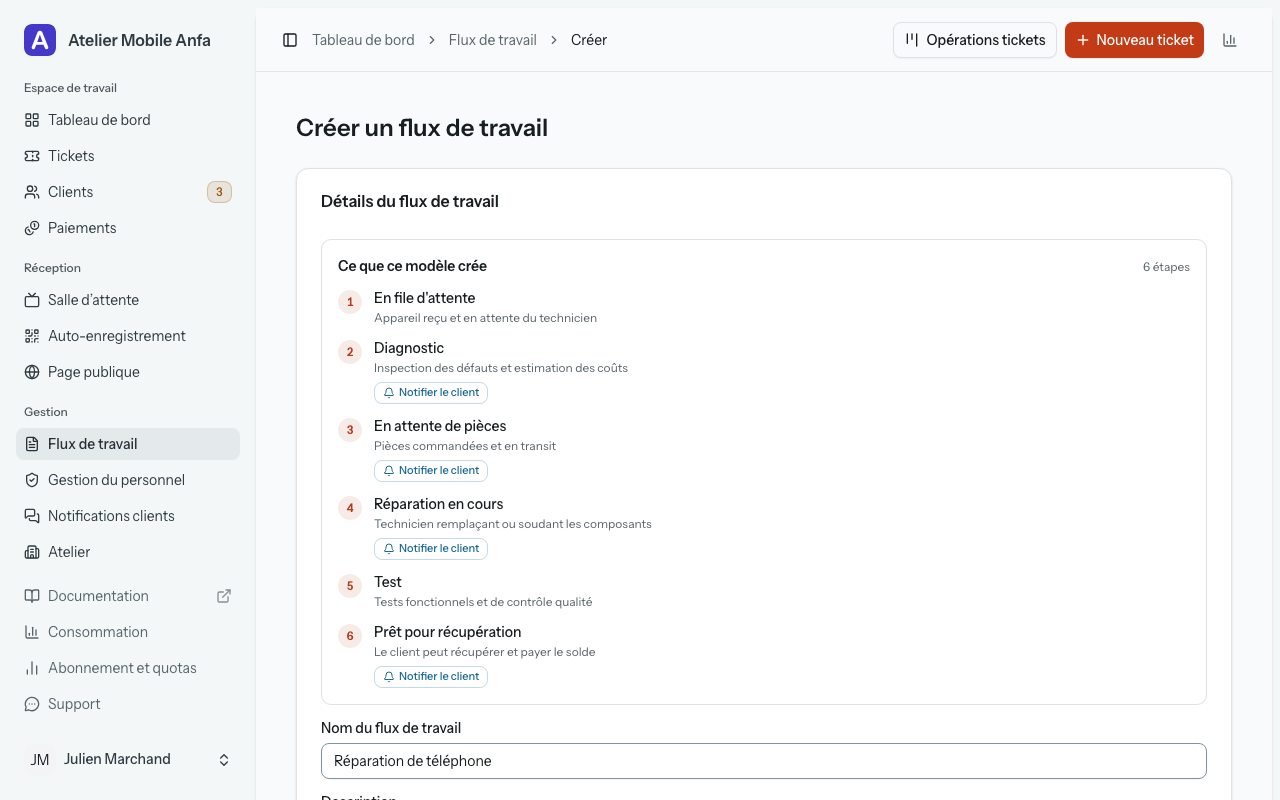 Le formulaire de flux de travail ouvert depuis un modèle, listant les étapes qu'il va créer (numérotées dans l'ordre, chacune avec une description, certaines marquées « Nécessite une approbation » ou « Notifier le client ») au-dessus du nom prérempli.